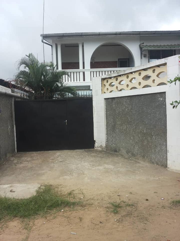 Demi Terrain avec villa à Vendre Pointe Noire